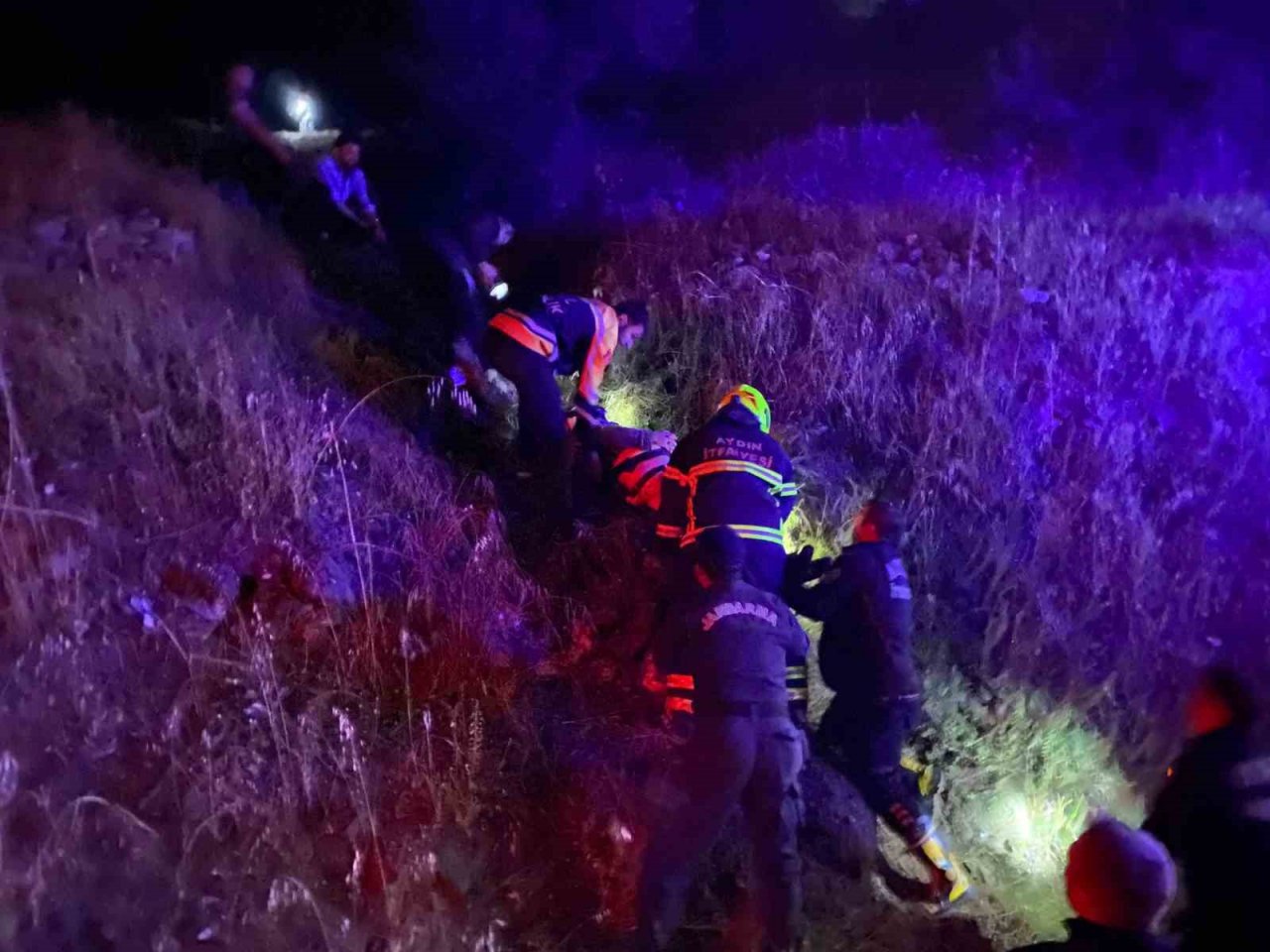 Otomobil uçuruma yuvarlandı: 2 yaralı