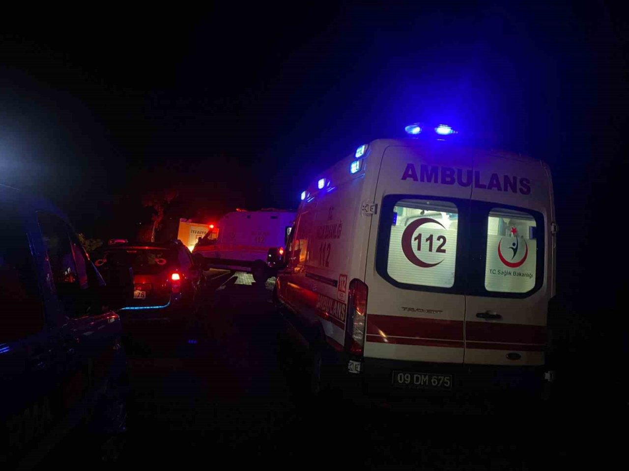 Otomobil uçuruma yuvarlandı: 2 yaralı