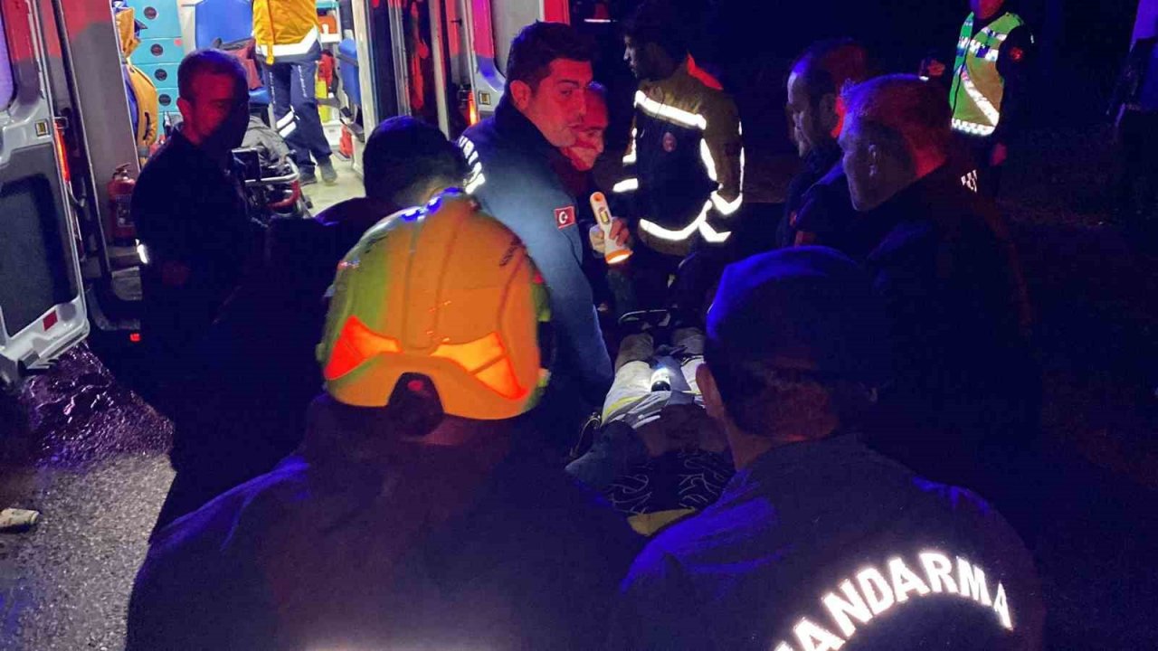 Otomobil uçuruma yuvarlandı: 2 yaralı