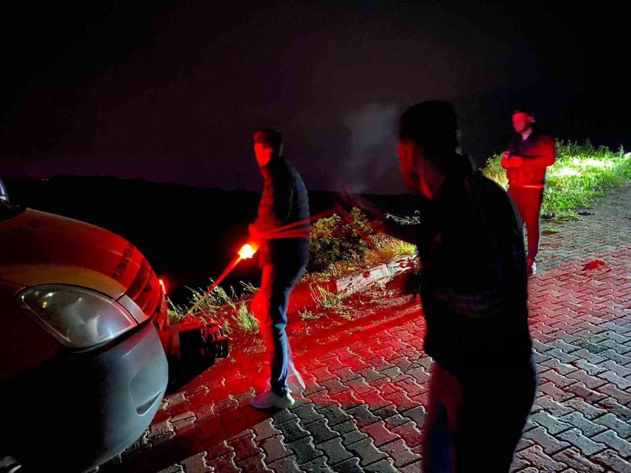 Otomobil uçuruma yuvarlandı: 2 yaralı