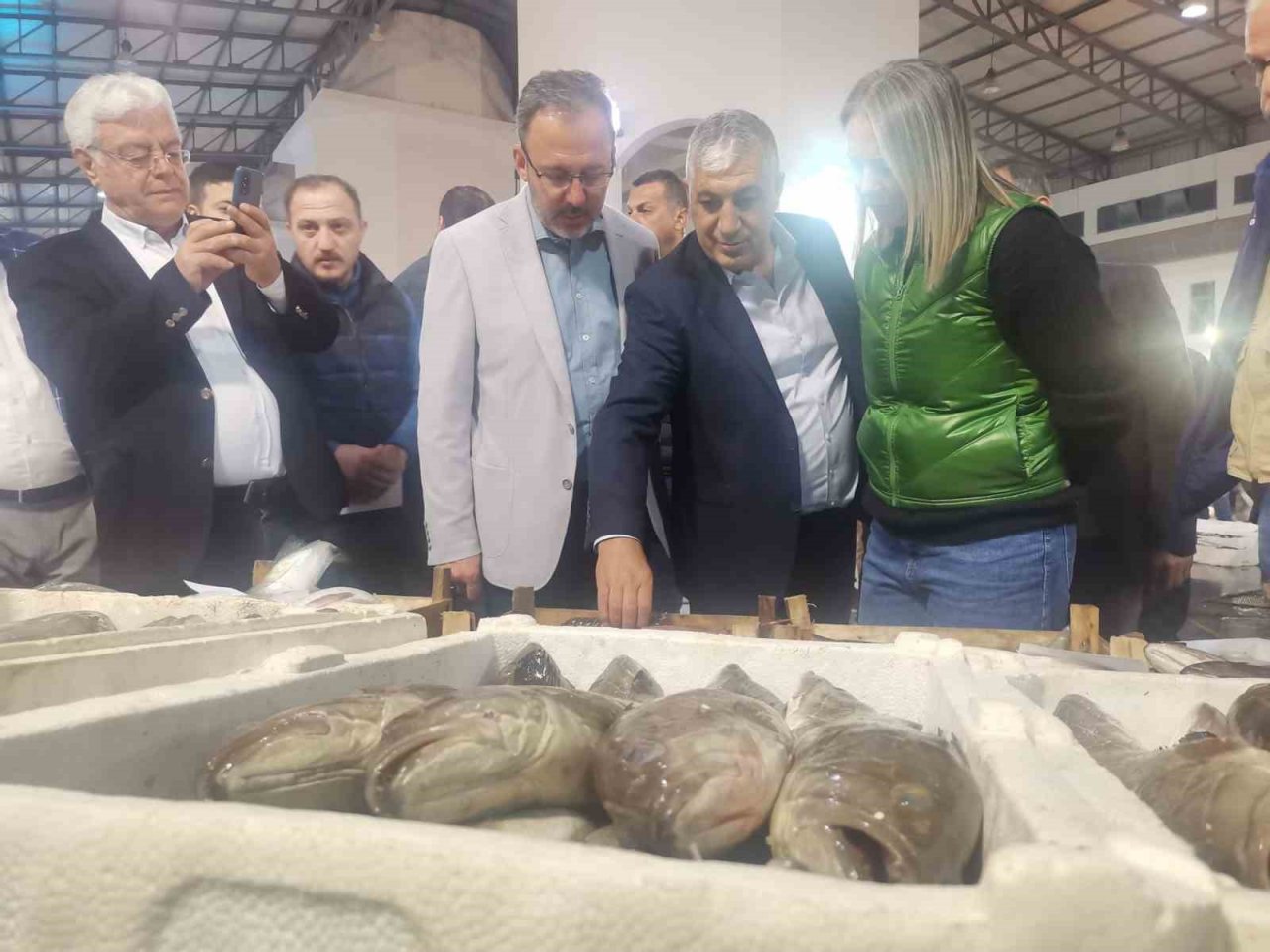 Bakan Kasapoğlu balıkçı esnafıyla bir araya geldi