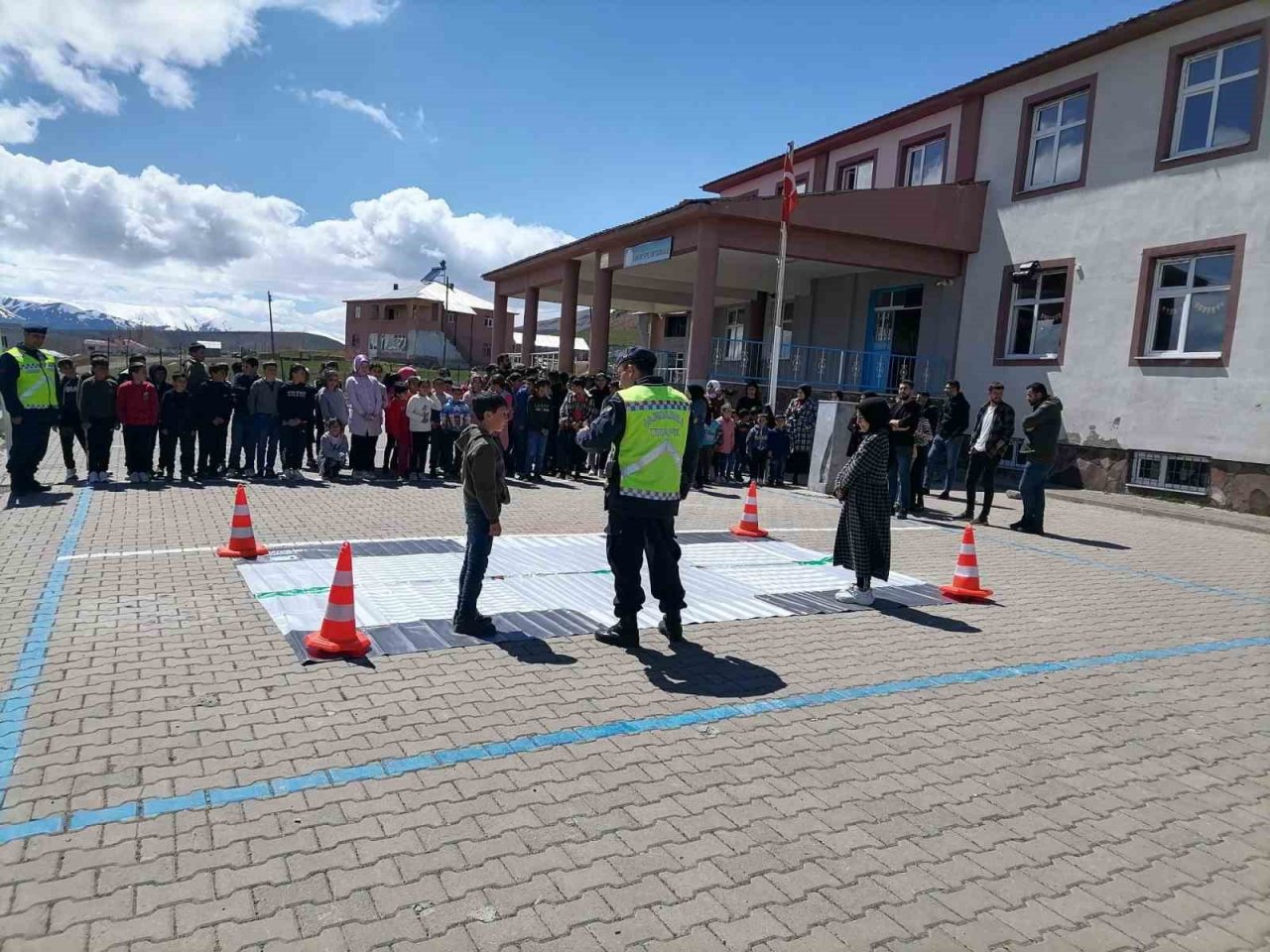 Karlıova’da öğrencilere trafik güvenliği eğitimi verildi