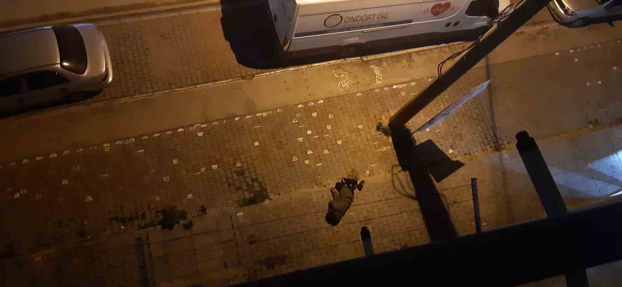 Alkol komasına girince çevreye rahatsızlık verdi