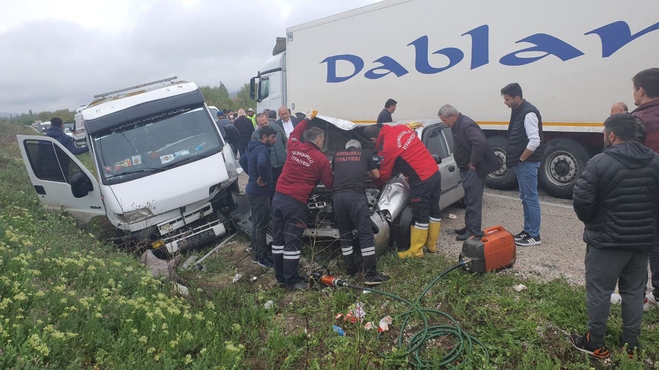 Otomobil çekici ile çarpıştı: 2 yaralı