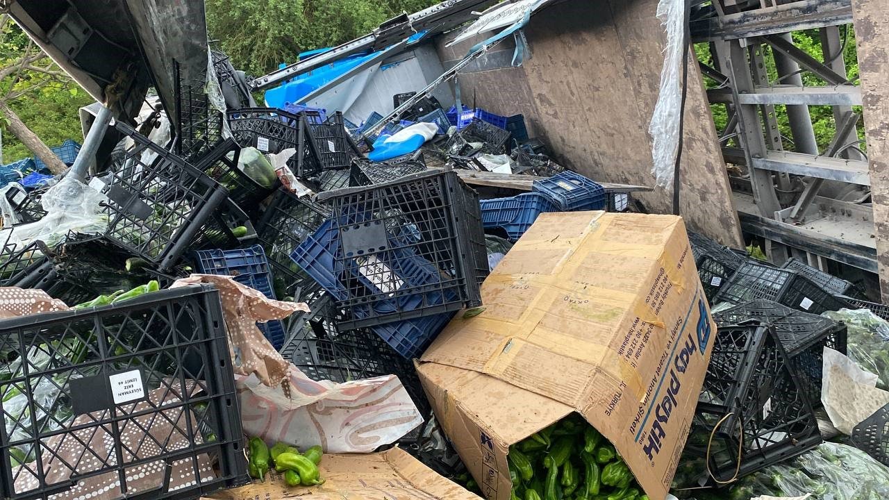 D-100’de tır devrildi, sebze kasaları yola saçıldı: 1 yaralı