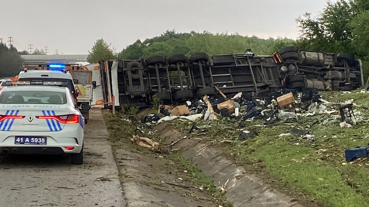 D-100’de tır devrildi, sebze kasaları yola saçıldı: 1 yaralı