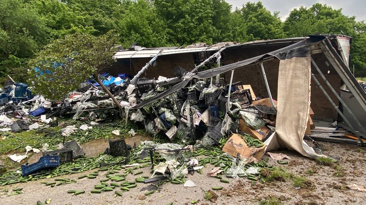 D-100’de tır devrildi, sebze kasaları yola saçıldı: 1 yaralı