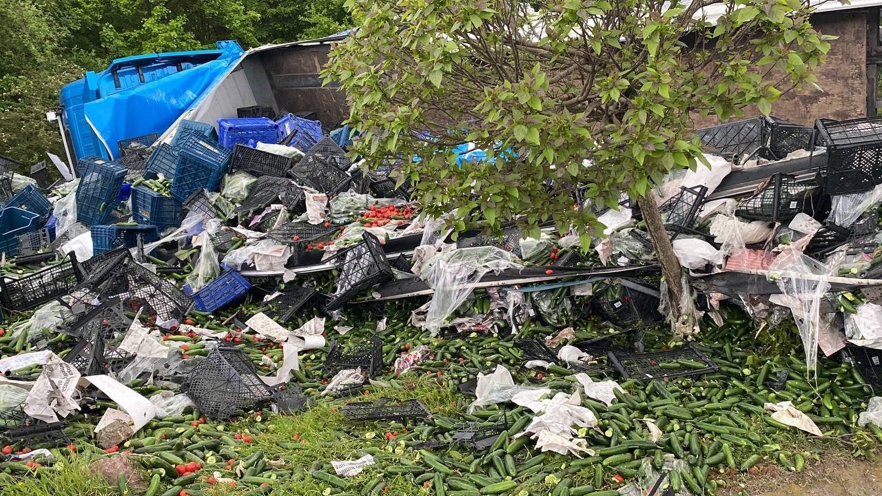 D-100’de tır devrildi, sebze kasaları yola saçıldı: 1 yaralı