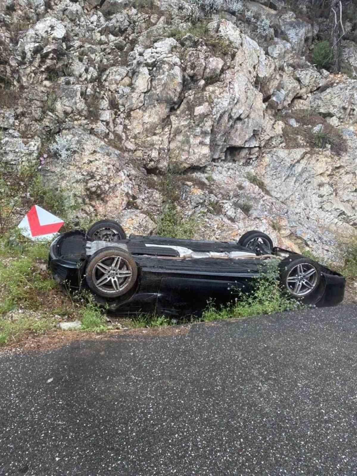 Ters dönen aracın sürücüsü yara almadan kurtuldu