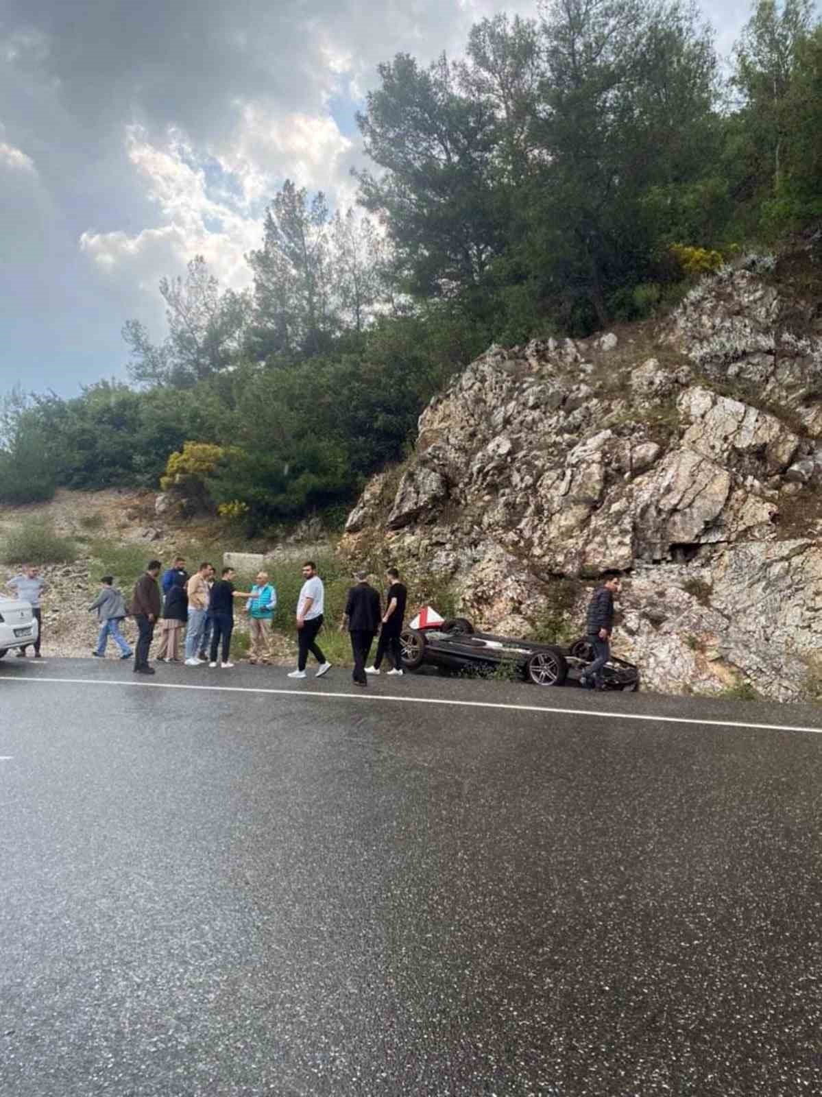 Ters dönen aracın sürücüsü yara almadan kurtuldu