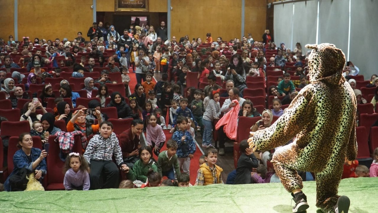 Gölcüklüler tiyatro oyunları ile eğlendi