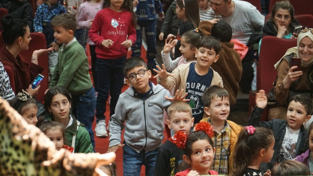 Gölcüklüler tiyatro oyunları ile eğlendi