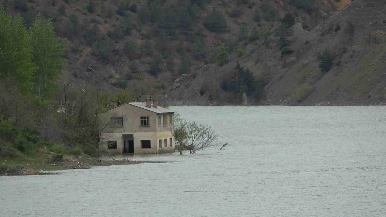 Kış mevsiminde çöle dönen Torul Baraj Gölü’nde su seviyesi normale döndü