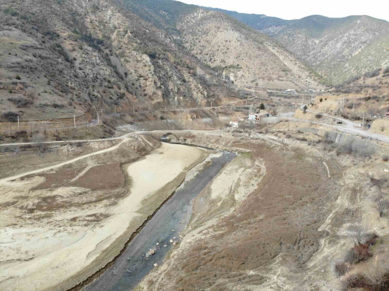 Kış mevsiminde çöle dönen Torul Baraj Gölü’nde su seviyesi normale döndü