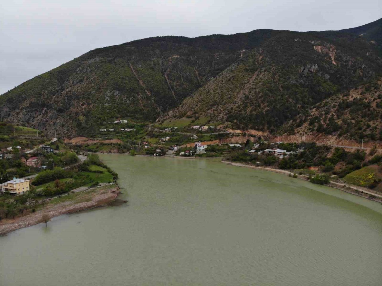 Kış mevsiminde çöle dönen Torul Baraj Gölü’nde su seviyesi normale döndü