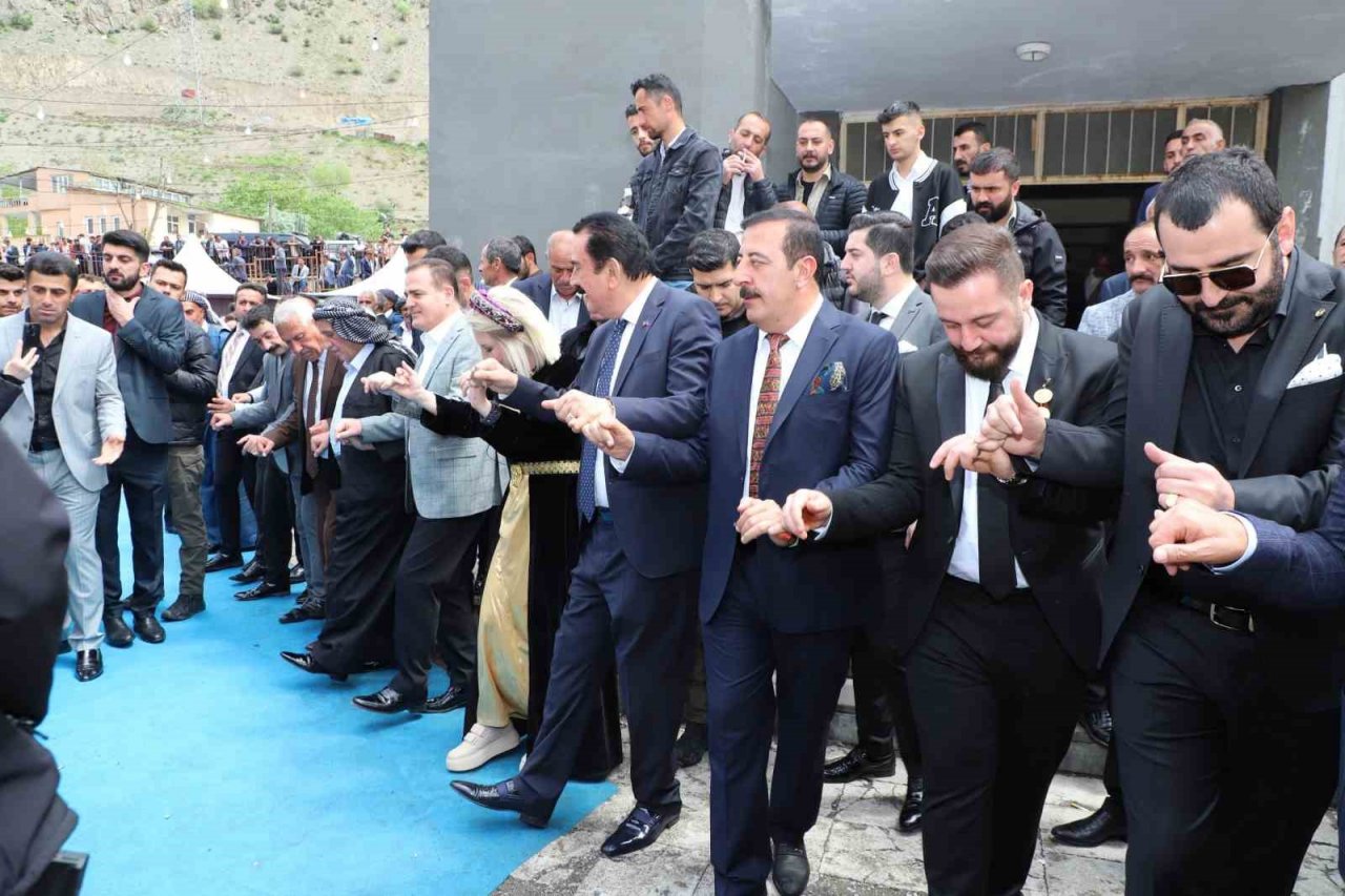 Vali Akbıyık, aşiret liderleriyle halay çekti