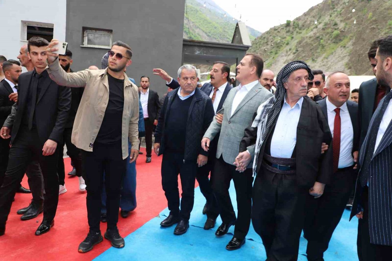 Vali Akbıyık, aşiret liderleriyle halay çekti