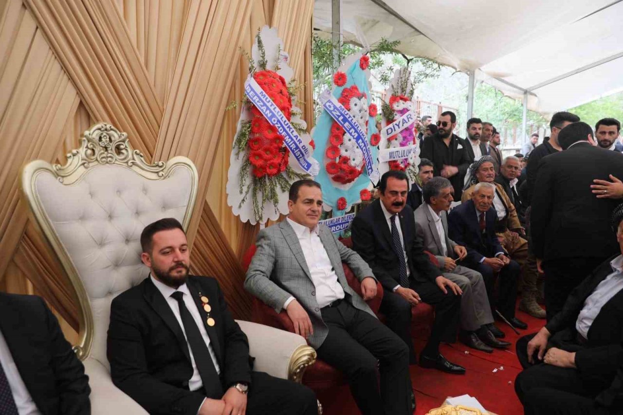 Vali Akbıyık, aşiret liderleriyle halay çekti