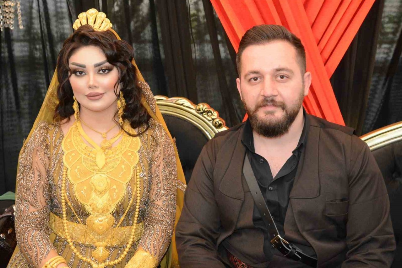 Vali Akbıyık, aşiret liderleriyle halay çekti