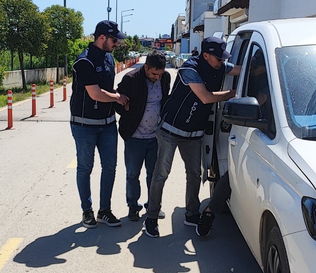 Kaçak göçmen taşıyan iki kişi yakalandı