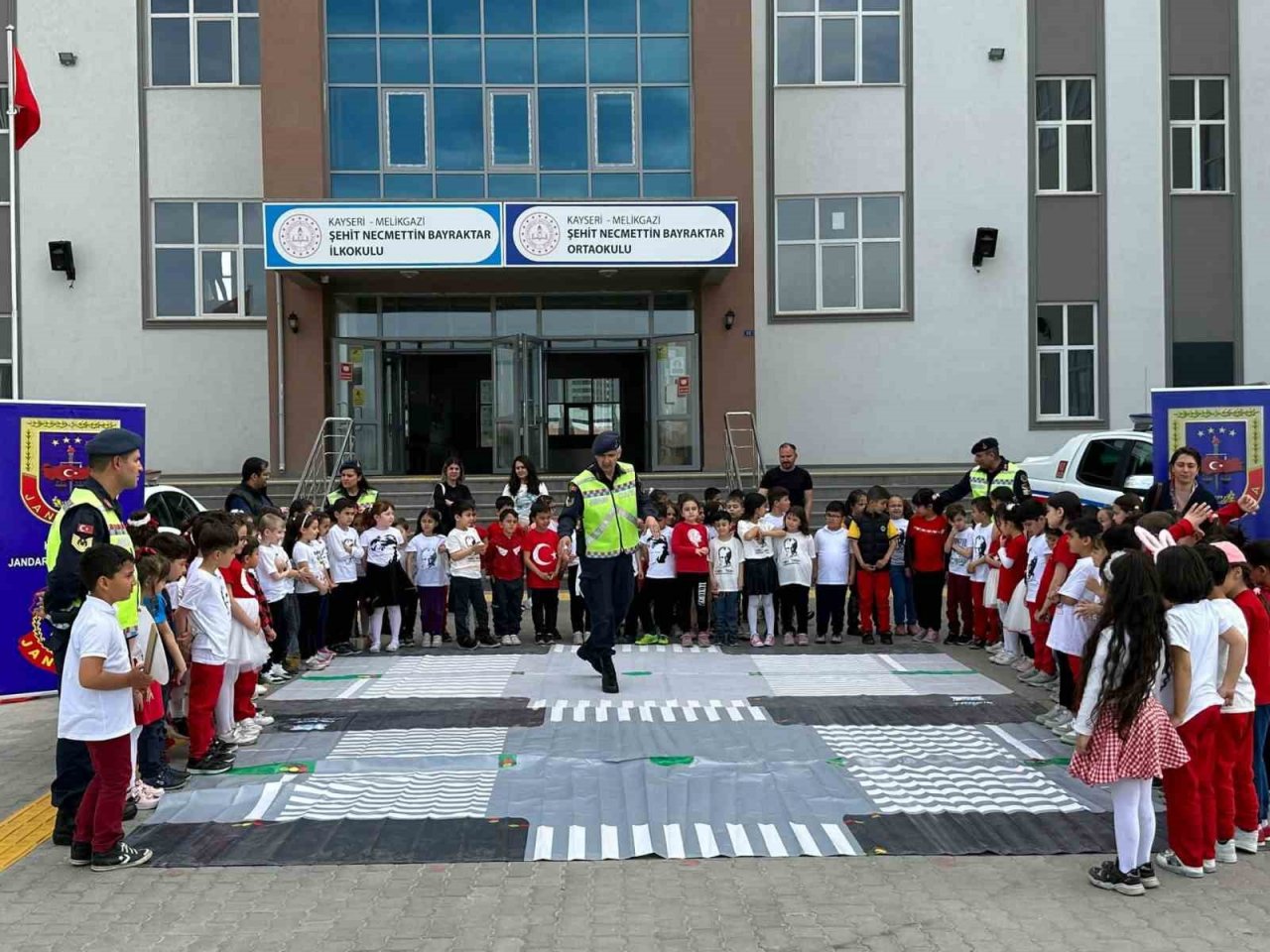 Öğrenciler Trafik Kuralları Konusunda Bilgilendirildi