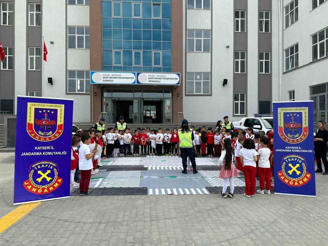 Öğrenciler Trafik Kuralları Konusunda Bilgilendirildi