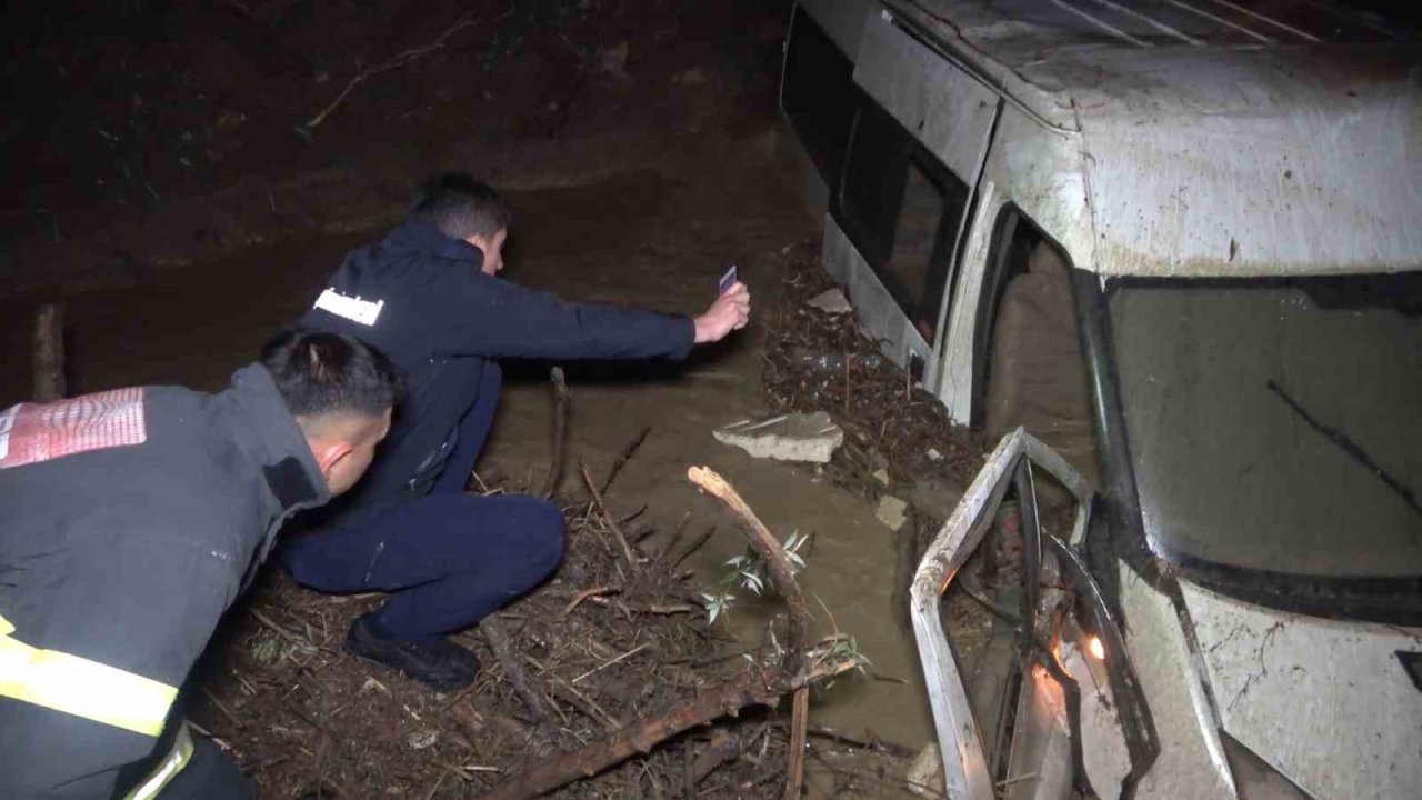 Sel suları minibüsü dereye yuvarladı: Suya kapılan 6 işçi ölümden döndü