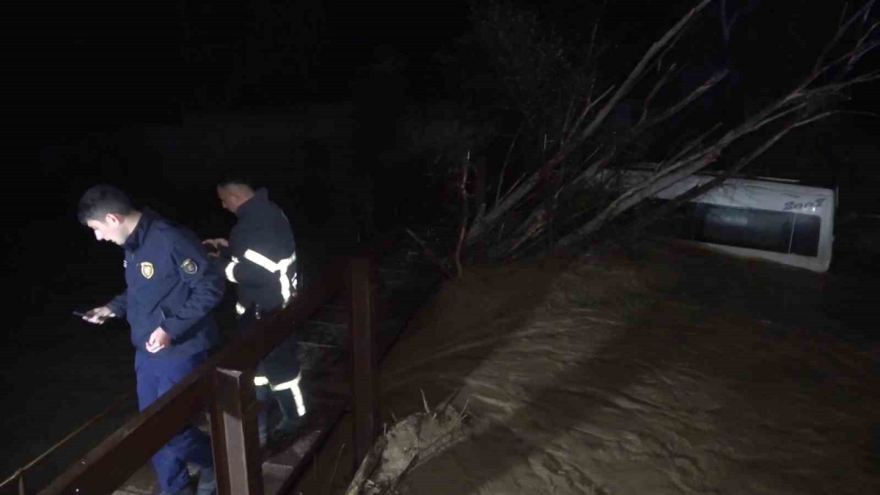 Sel suları minibüsü dereye yuvarladı: Suya kapılan 6 işçi ölümden döndü