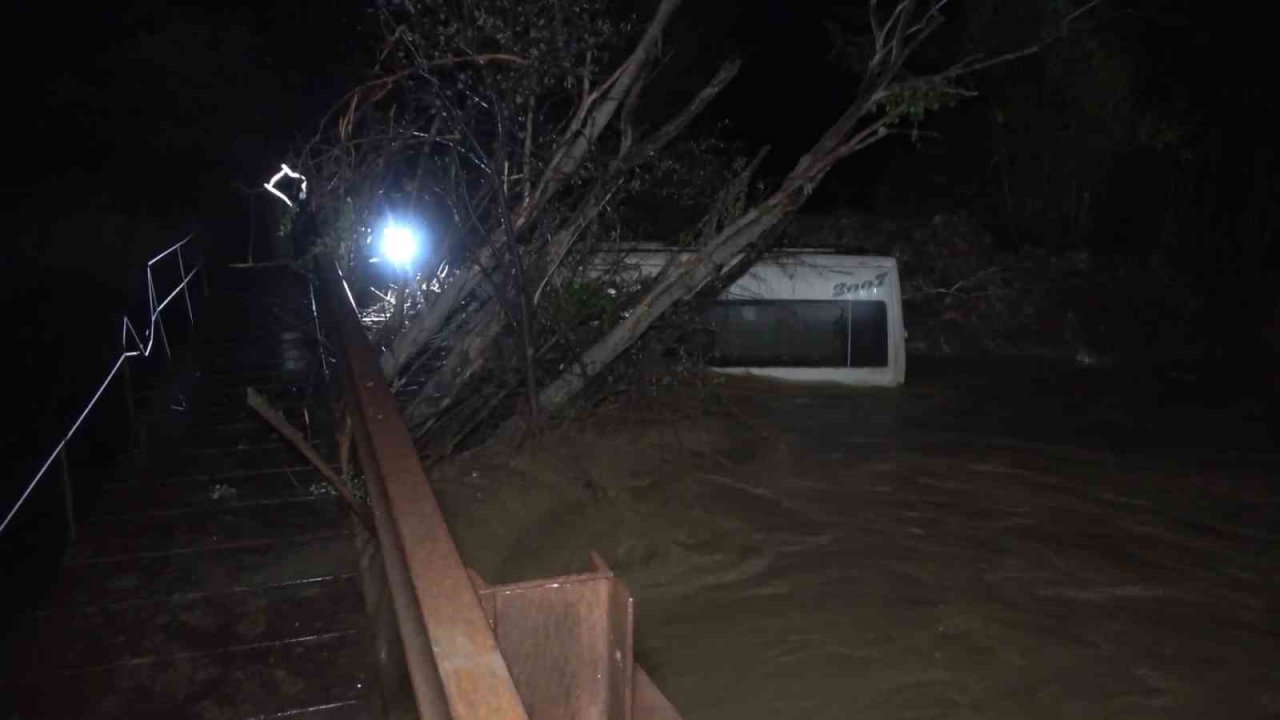 Sel suları minibüsü dereye yuvarladı: Suya kapılan 6 işçi ölümden döndü
