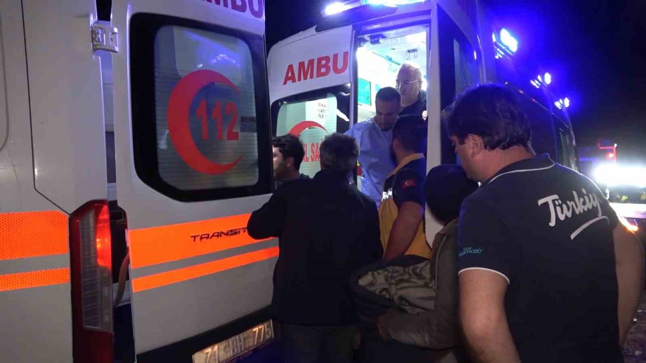 Sel suları minibüsü dereye yuvarladı: Suya kapılan 6 işçi ölümden döndü