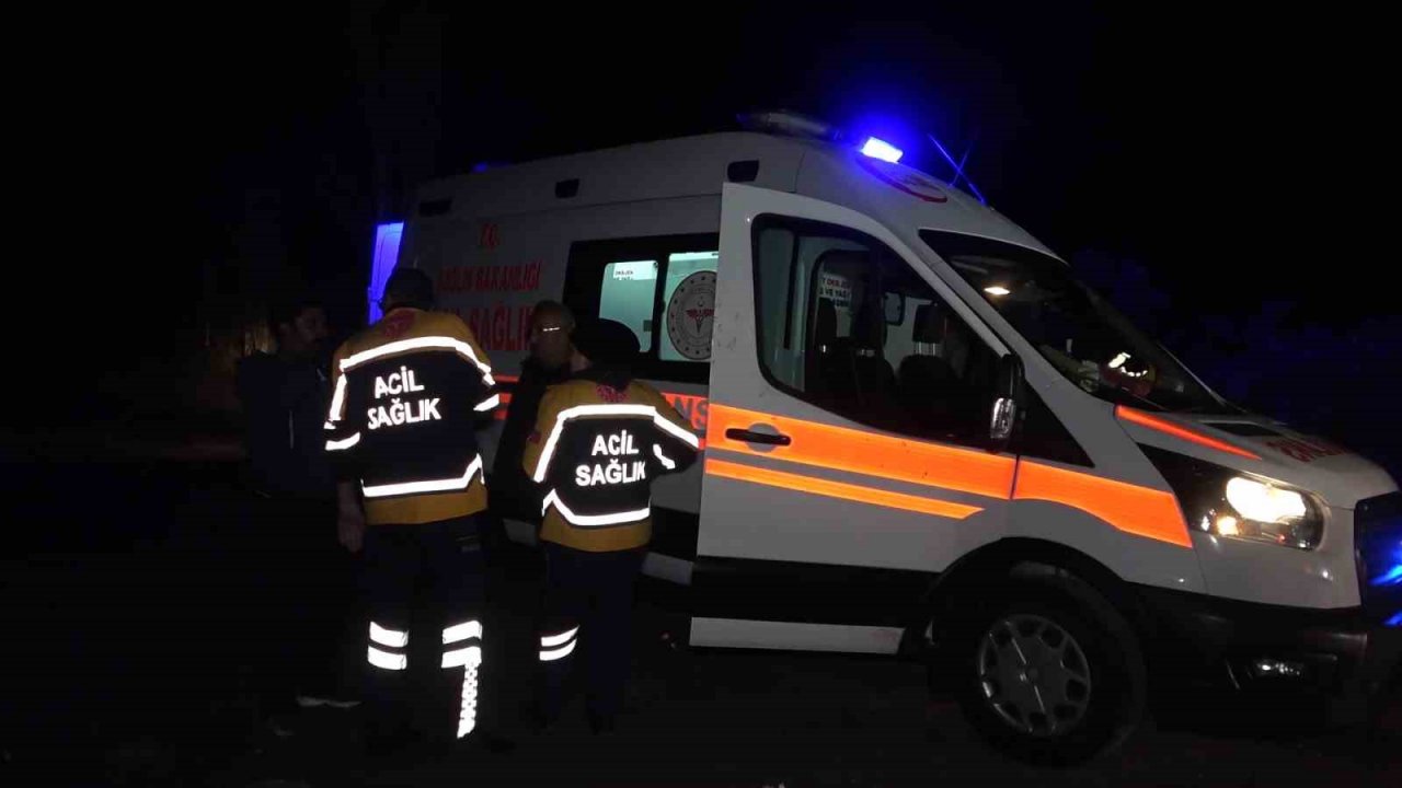 Sel suları minibüsü dereye yuvarladı: Suya kapılan 6 işçi ölümden döndü