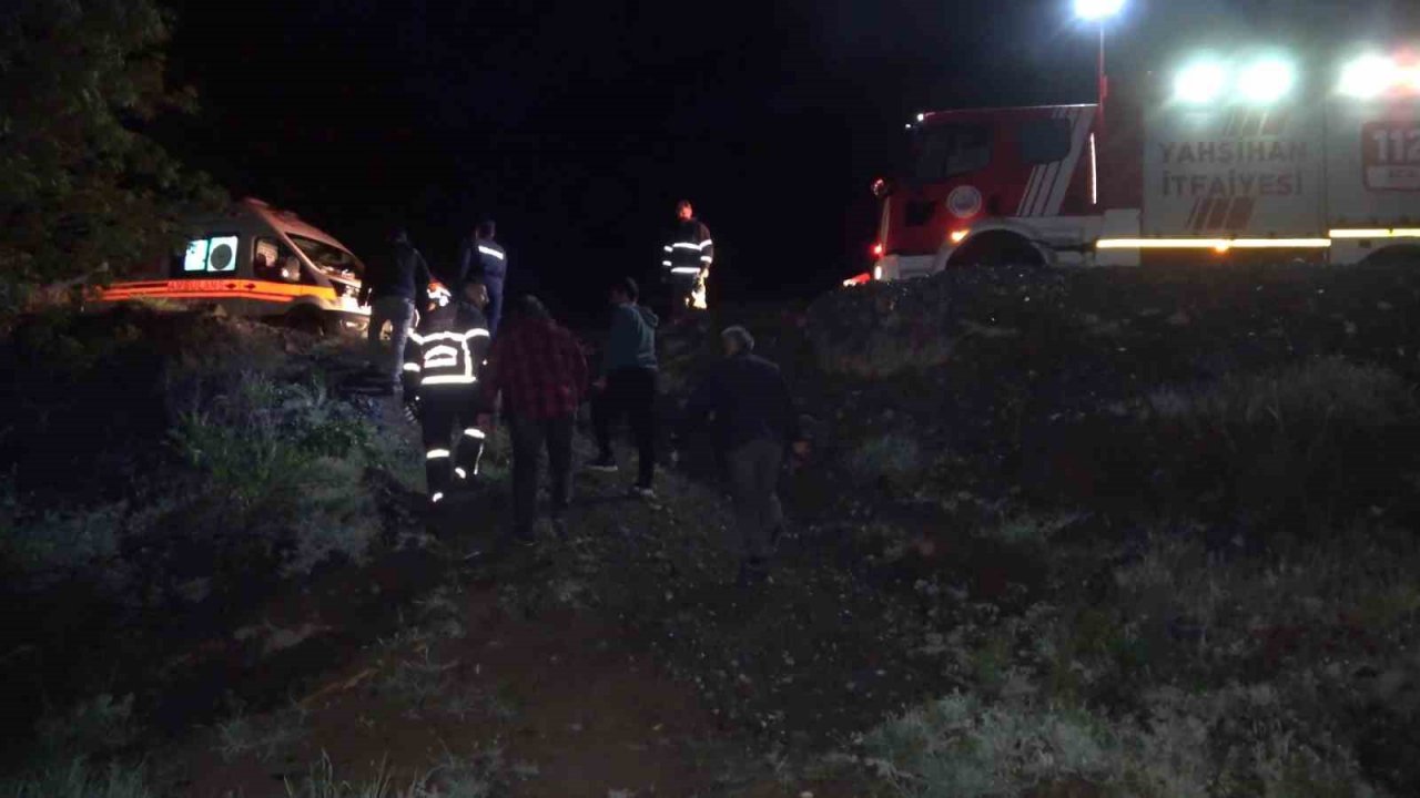 Sel suları minibüsü dereye yuvarladı: Suya kapılan 6 işçi ölümden döndü