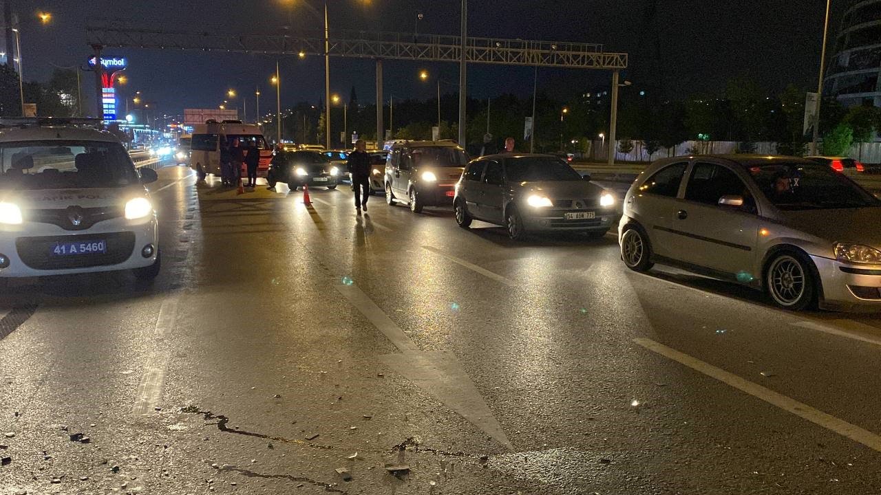 Otomobil yol kenarındaki bariyerlere çarptı: 1 yaralı