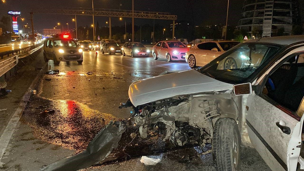 Otomobil yol kenarındaki bariyerlere çarptı: 1 yaralı