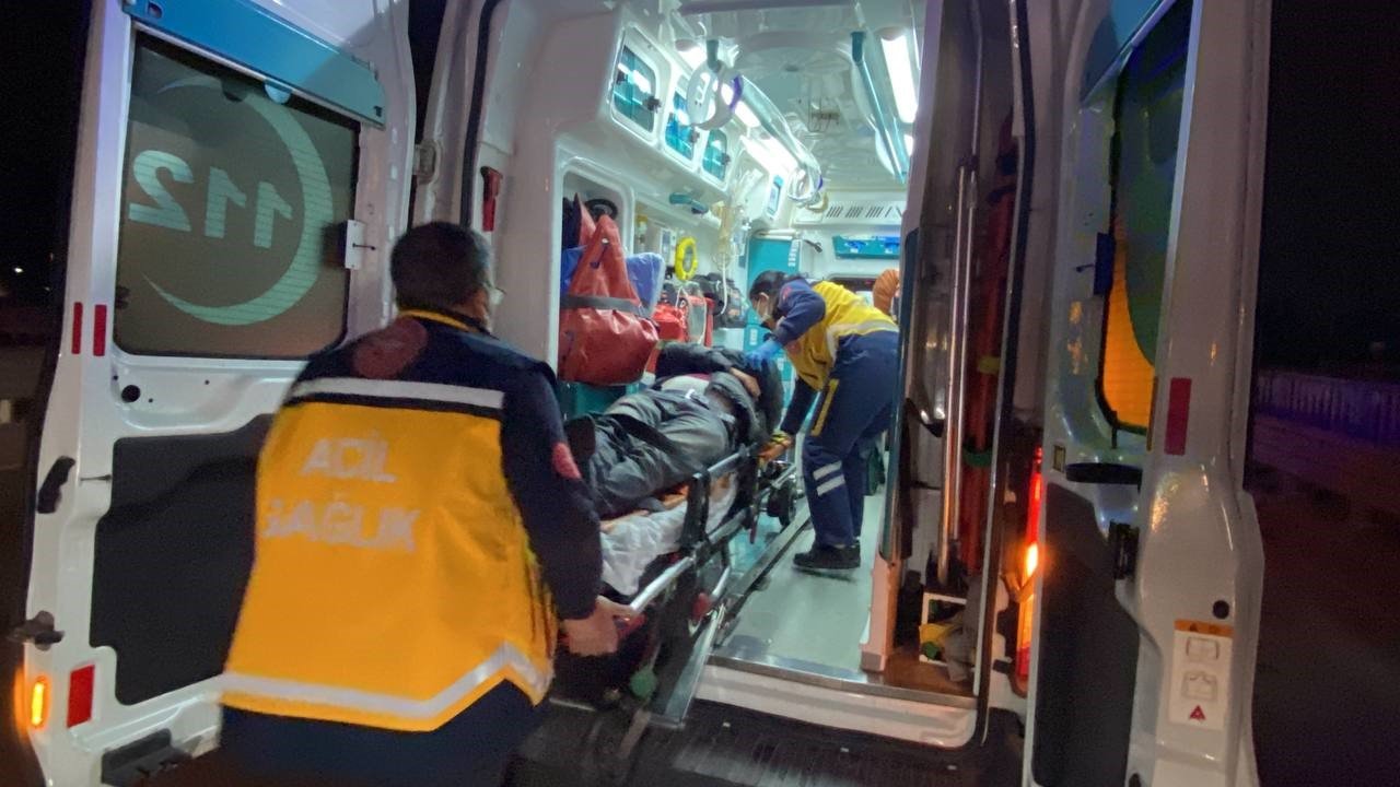 Otomobil yol kenarındaki bariyerlere çarptı: 1 yaralı