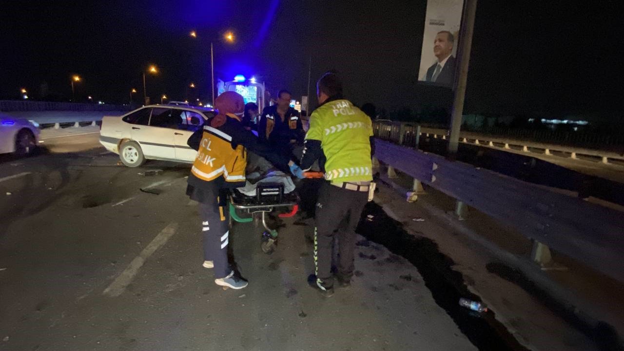 Otomobil yol kenarındaki bariyerlere çarptı: 1 yaralı