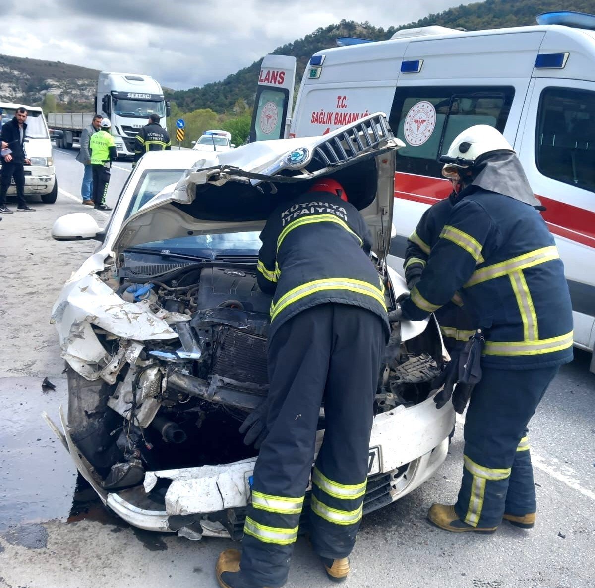 Kütahya iki otomobil çarpıştı: 6 yaralı