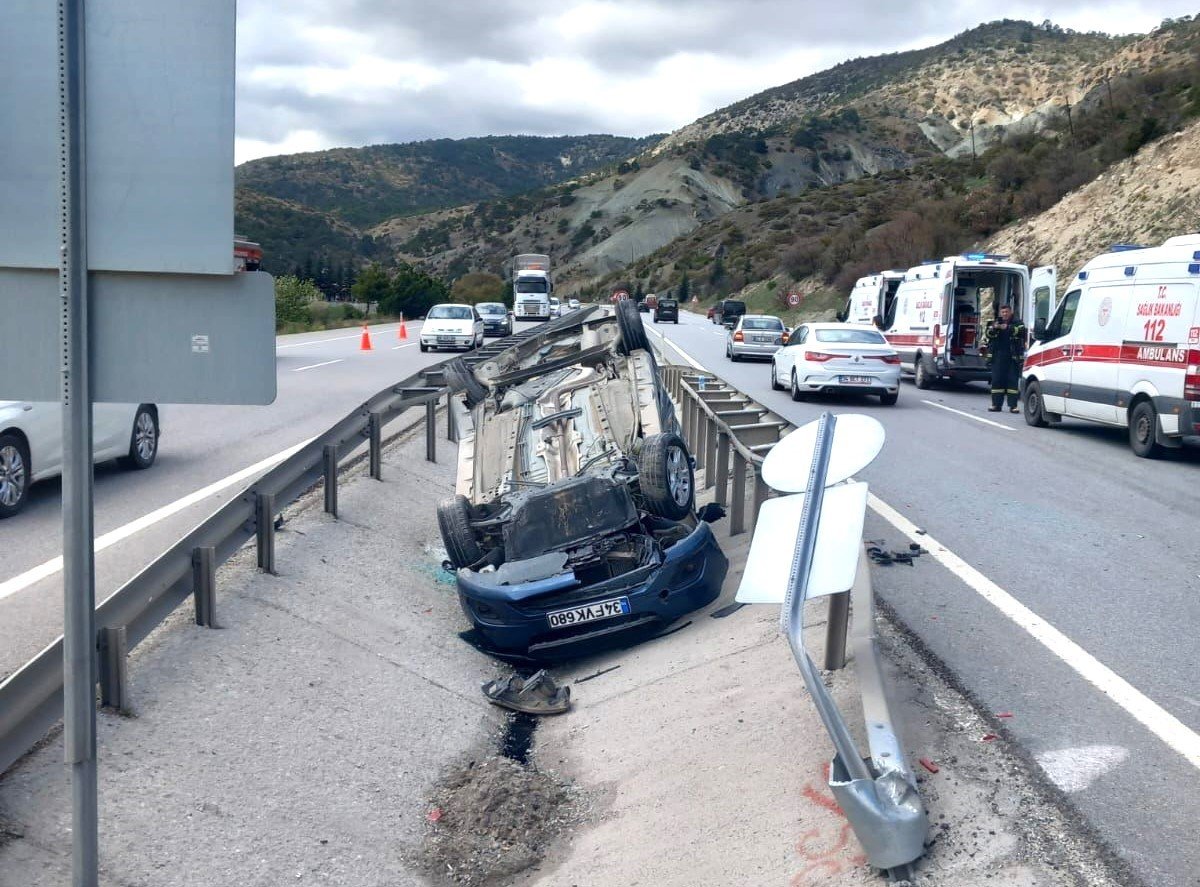 Kütahya iki otomobil çarpıştı: 6 yaralı