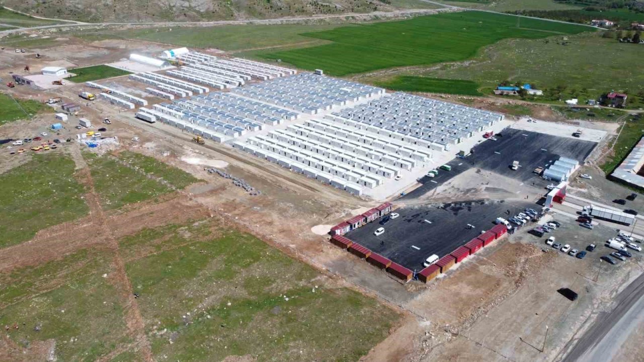 Malatya’da konteyner kentlerin kurulumu sürüyor