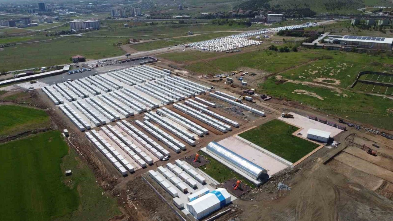 Malatya’da konteyner kentlerin kurulumu sürüyor