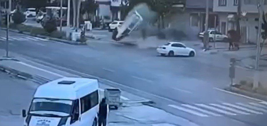 Mardin’de otomobil ile hafif ticari araç çarpıştı: 1’i ağır 3 yaralı