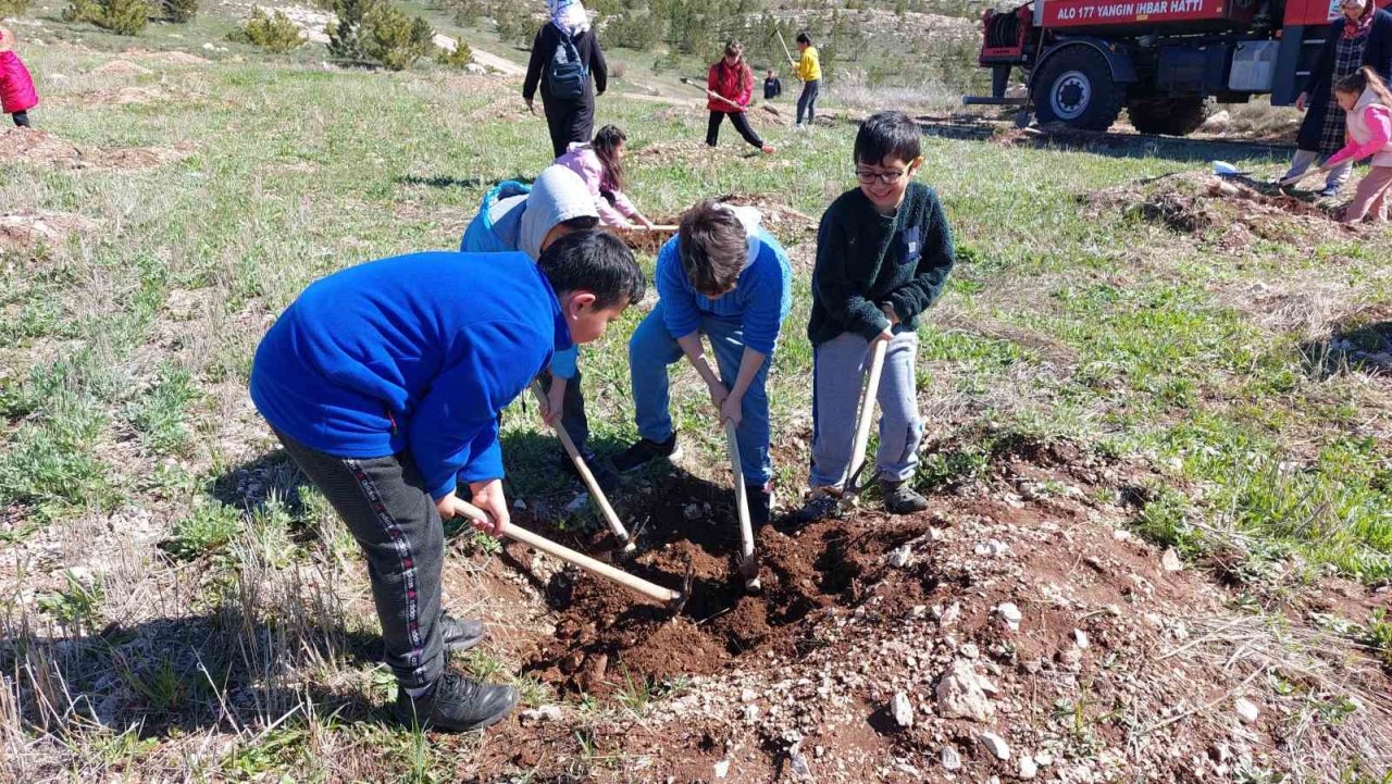 Minikler depremde ölenler anısına fidan dikti