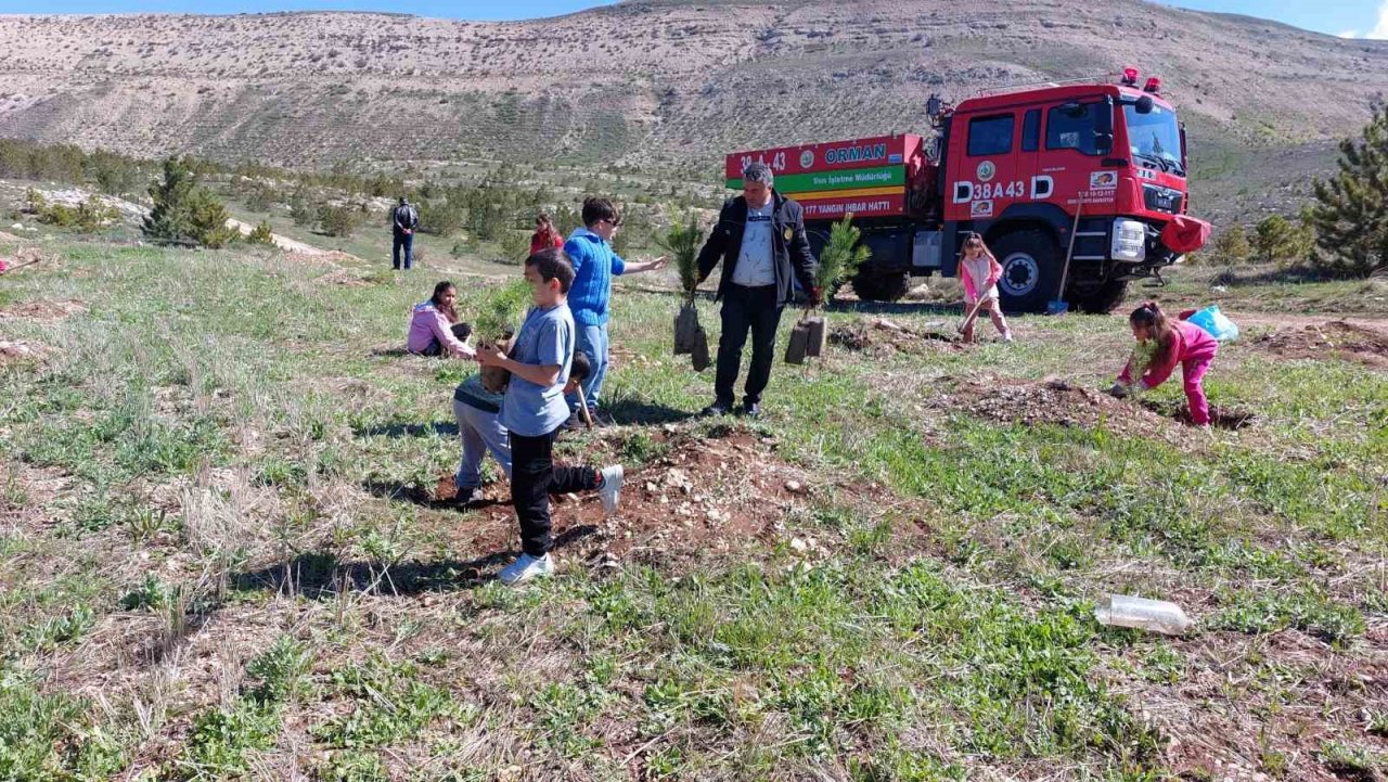 Minikler depremde ölenler anısına fidan dikti