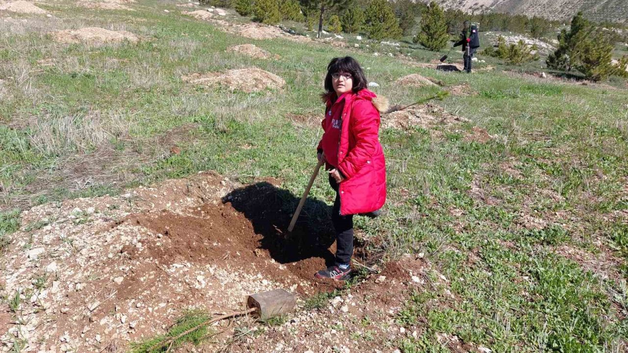 Minikler depremde ölenler anısına fidan dikti