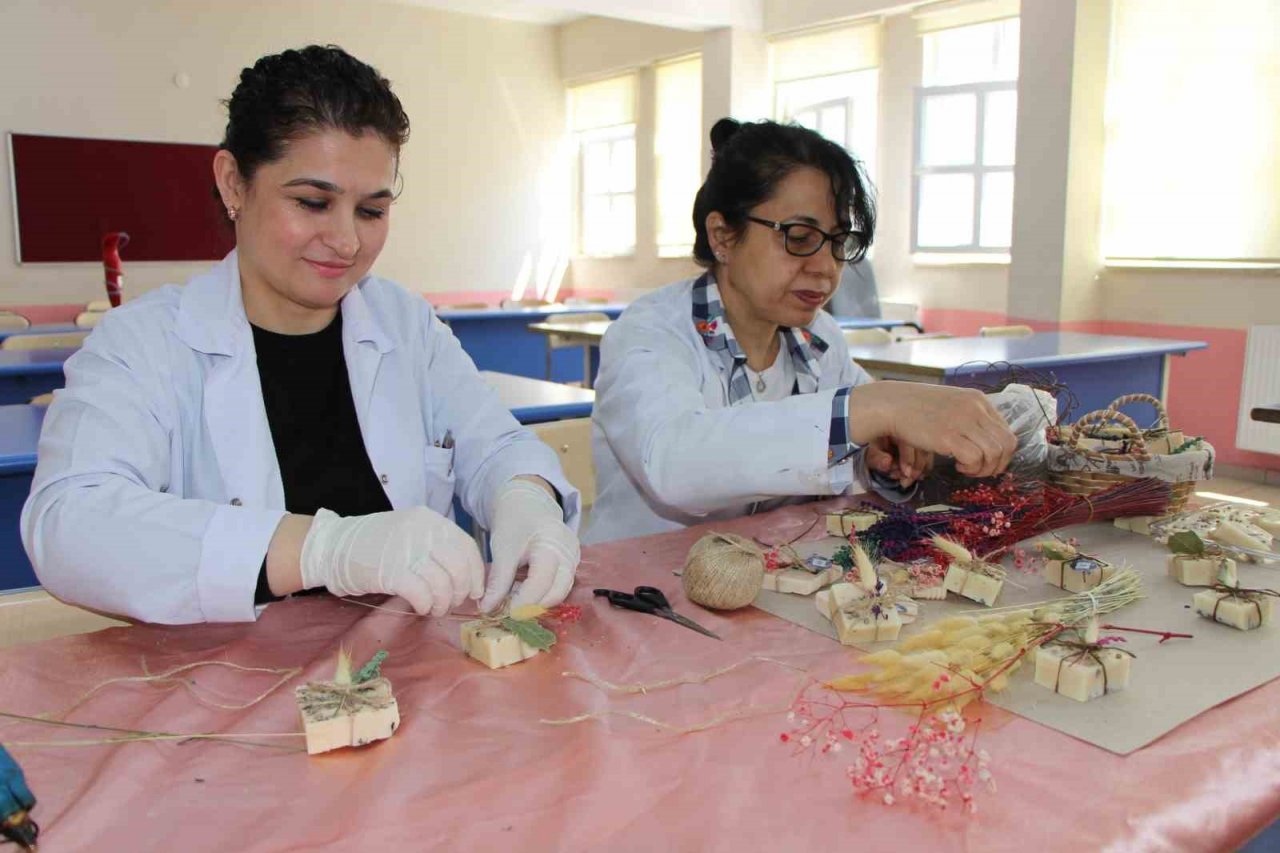 Okulun mutfağında biriken atık yağları kullanıp sabun ürettiler