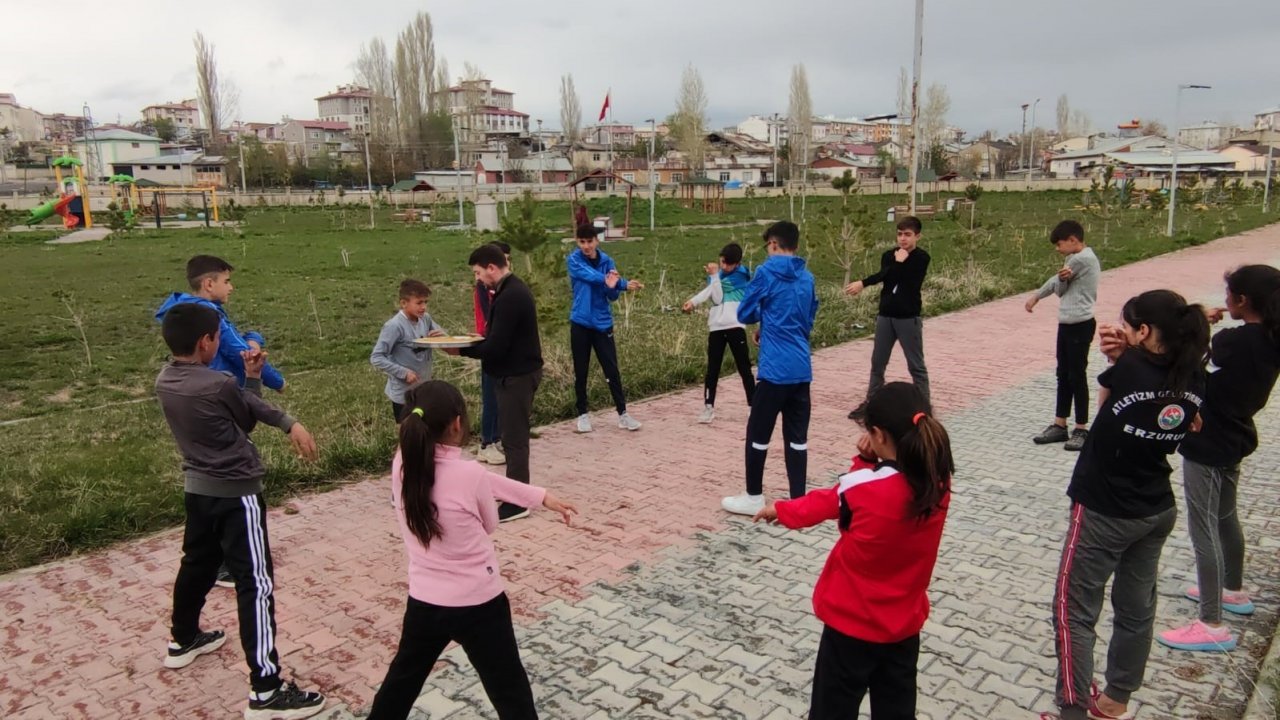 Türkiye dördüncüsü olan atletizm takımına baklava ikramı