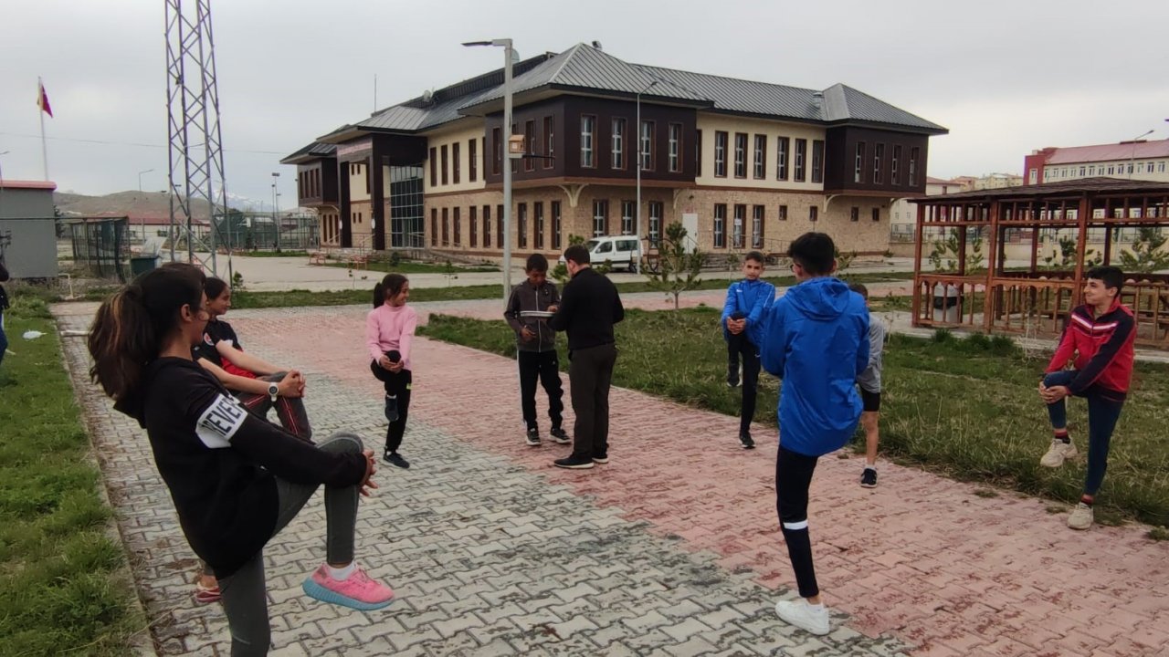 Türkiye dördüncüsü olan atletizm takımına baklava ikramı