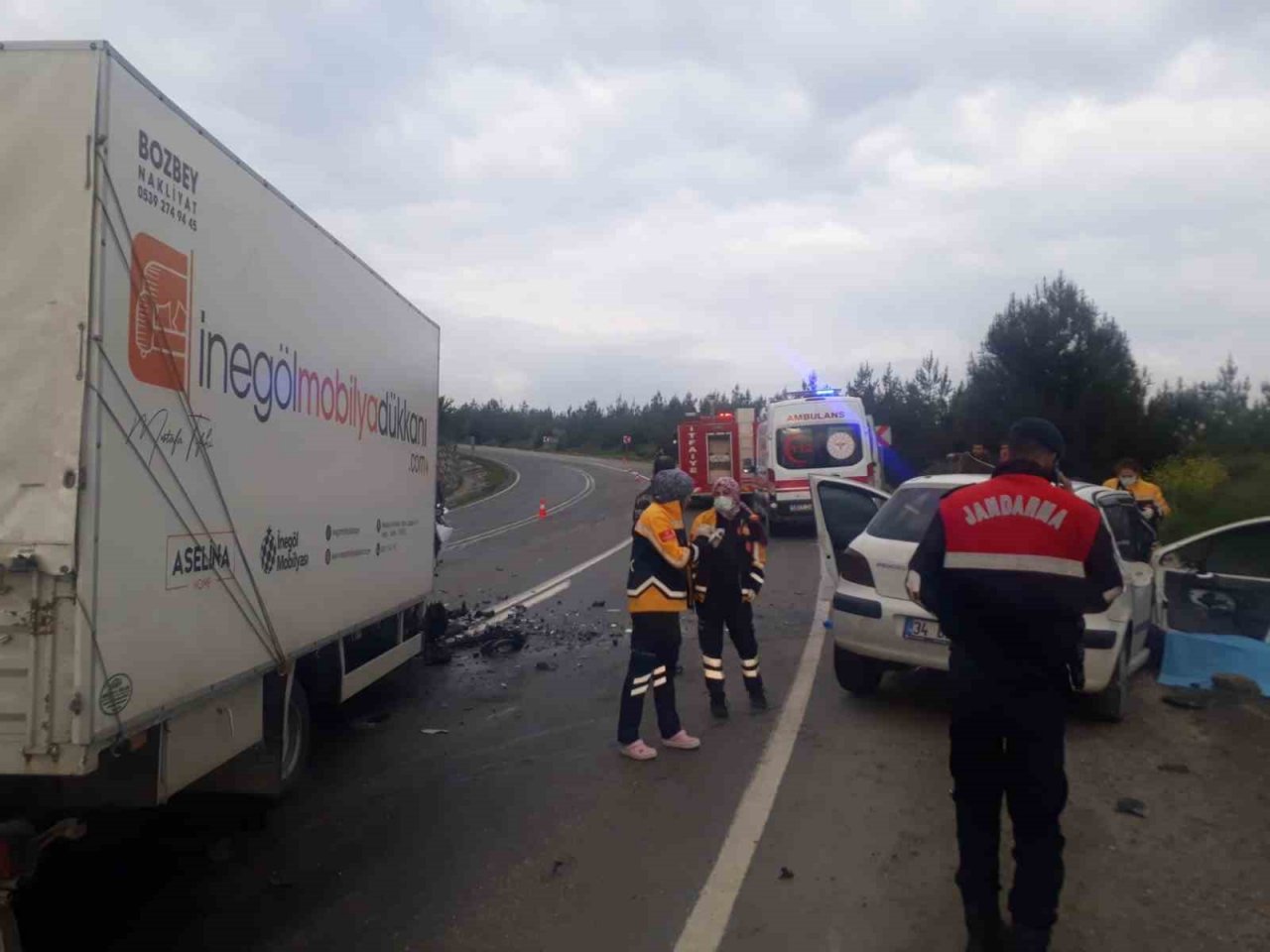 Bilecik’te otomobil ile kamyonet kafa kafaya çarpıştı: 1 ölü, 3 yaralı