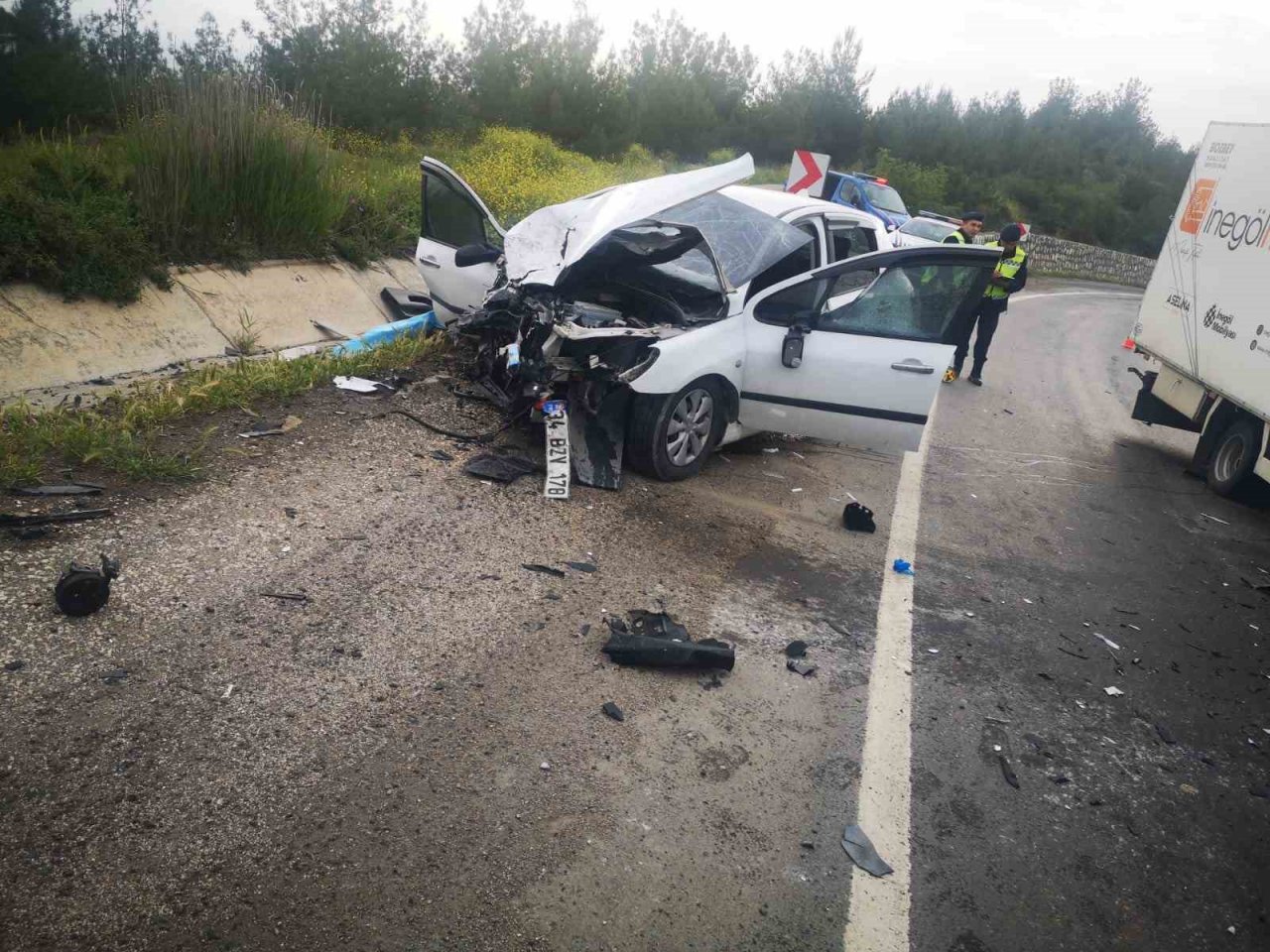 Bilecik’te otomobil ile kamyonet kafa kafaya çarpıştı: 1 ölü, 3 yaralı