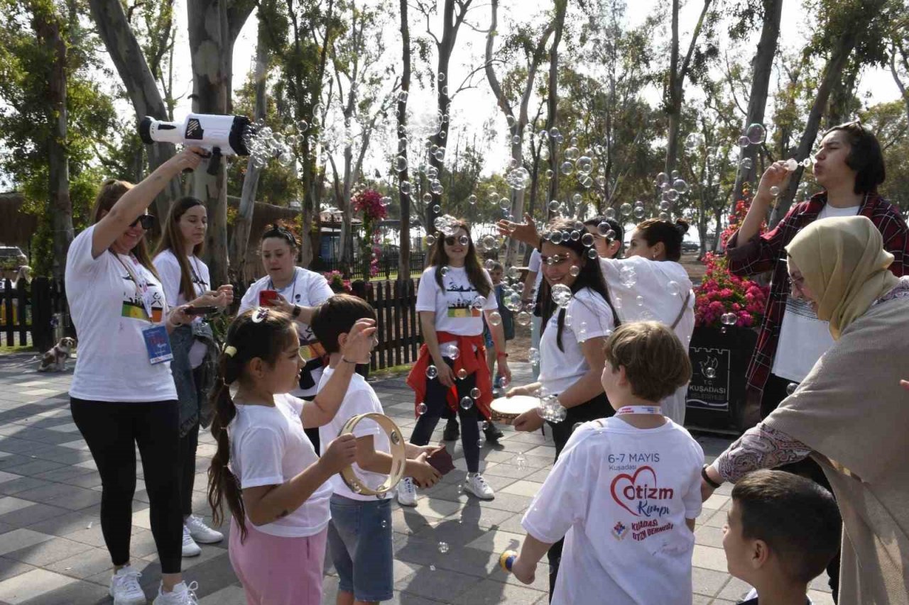 Otizmli bireyler etkinlikte stres attı